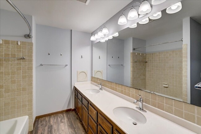 Building Photo - Parkwood Hills – Spacious 4 Bedroom, 3 Bat...