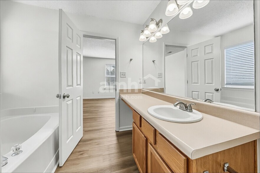 Building Photo - 1308 Crestfield Ct