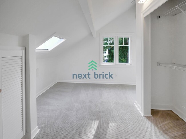 Building Photo - A beautiful 3 bed and 2 bathroom house for...