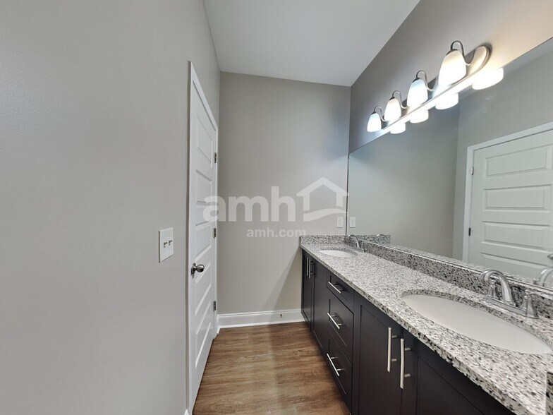 Building Photo - 5340 Tupelo St