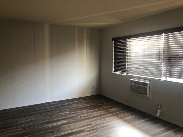 Living room - 1618 Grismer Ave