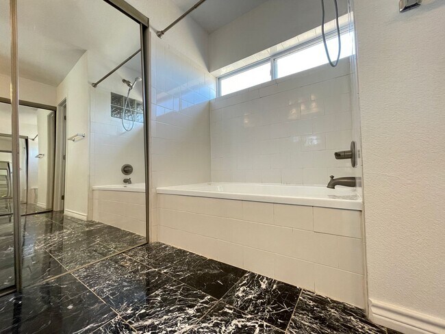 Building Photo - 3-Bedroom House on 1/2 an Acre for Rent in Killeen