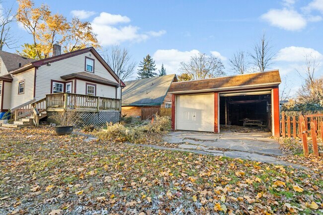 Building Photo - 906 Harrow Rd