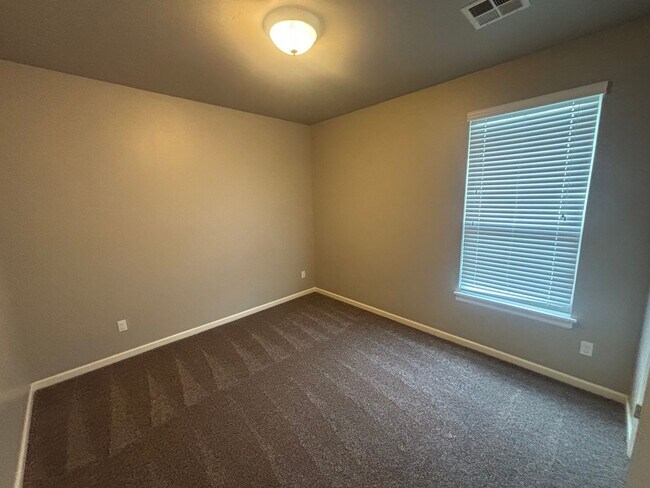 Building Photo - Beautiful 4 bed, 2 bath WITH an Office and STORM SHELTER