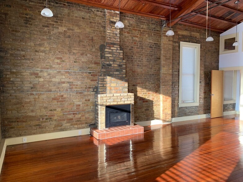 Building Photo - 515 N Main St