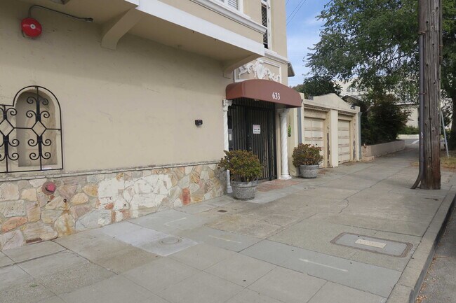 Building Photo - 633 Alma Ave