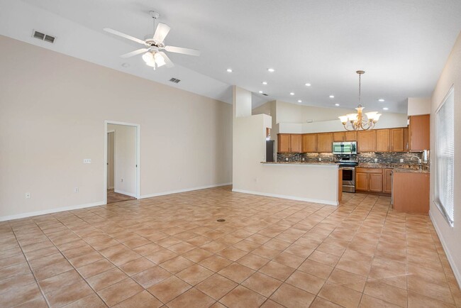 Building Photo - Exquisite Huntington Hills Golf and Countr...
