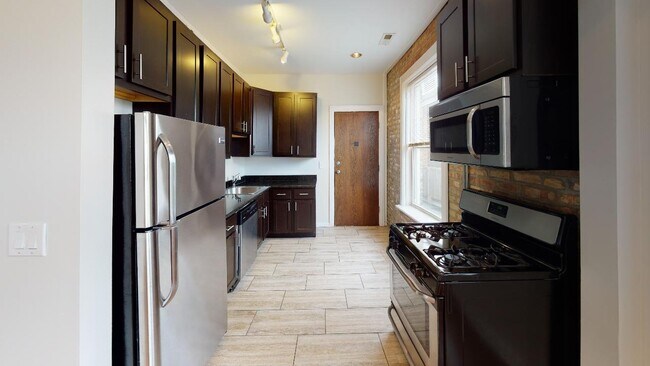 Building Photo - Rogers Park 2 Bed 1 Bath! Available 7/1 / Dog Friendly / Laundry In Building