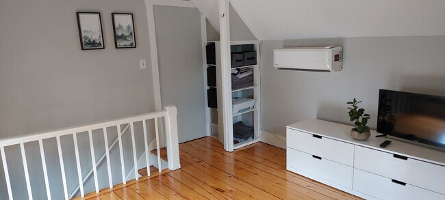 air conditioned bedroom - 91 Johnson St