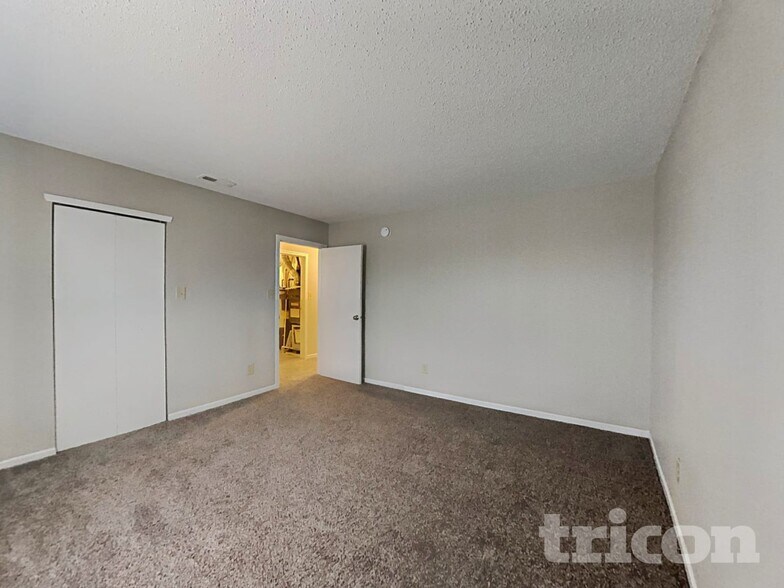 Building Photo - 2875 Ludwig Dr