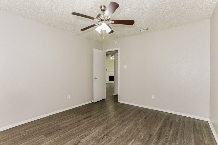 Building Photo - 2505 Crown Cir