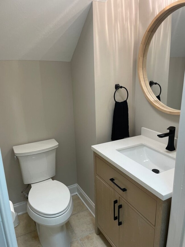 Building Photo - EXECUTIVE TOWNHOME IN GATED COMMUNITY