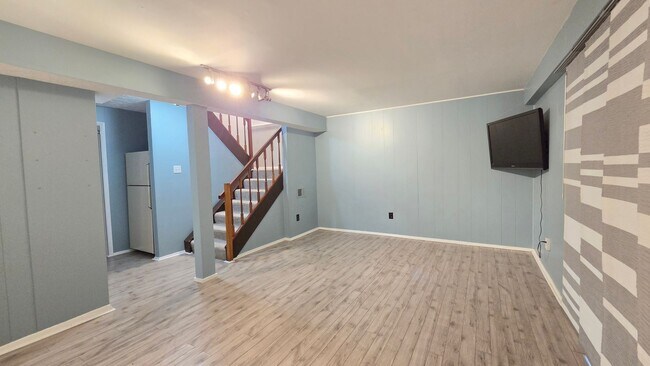 Building Photo - Beautiful Newington Forest Townhome