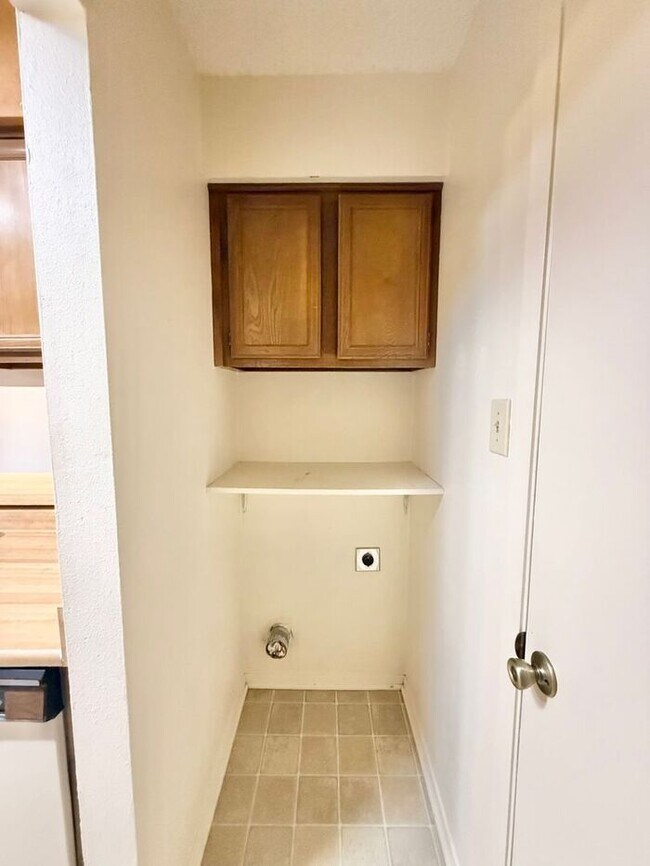 Building Photo - 1 Bed 1 Bath, Upstairs Apartment Unit at Heritage West!