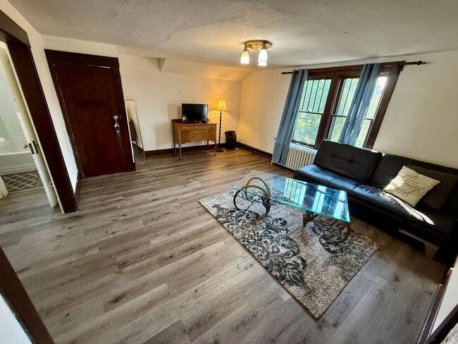 Building Photo - View of the River!  1-Bedroom in Lewiston Triplex -  Includes internet and utilities