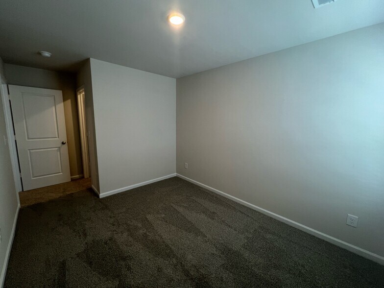Building Photo - 903 Drake Grove Ln