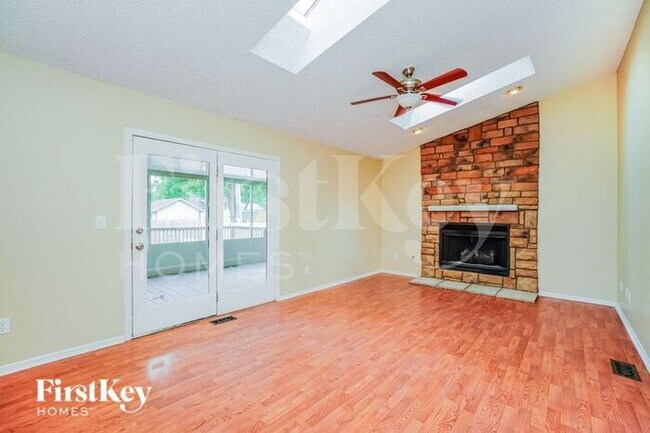 Building Photo - 1103 Crestview St