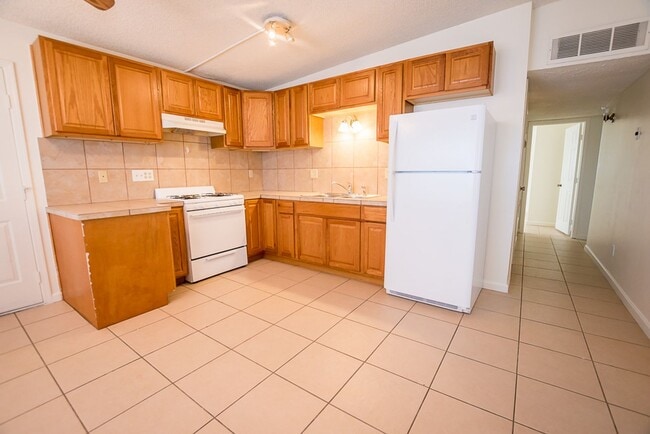 Building Photo - 3 Bedroom, 2 Bath Home, 1 Car Garage, Large Fenced Yard!