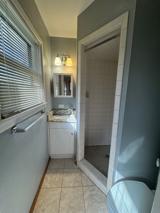 Building Photo - 2218 Rosewood Dr