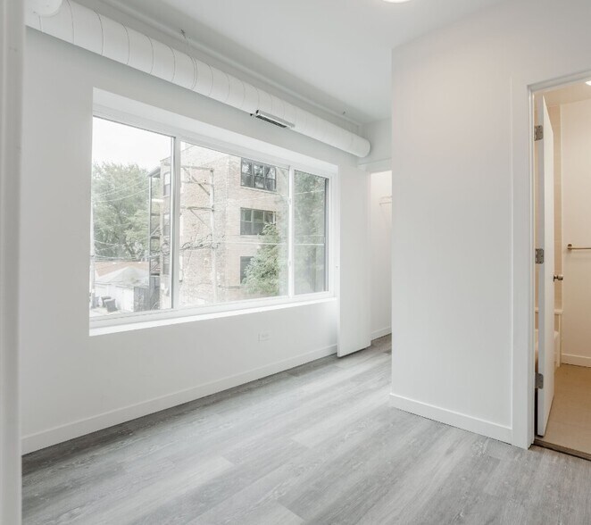 Building Photo - 1704 W Glenlake Ave