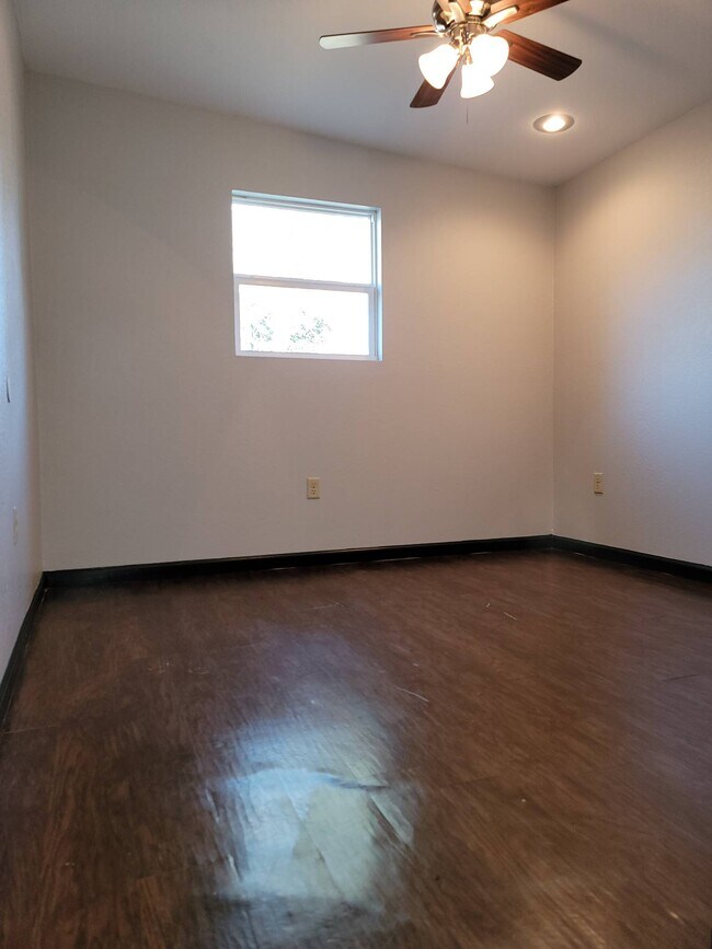 Building Photo - 1104 Bloomfield Dr