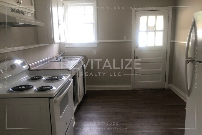 Building Photo - Cozy 2 Bedroom/1 Bathroom Duplex in Mobile!