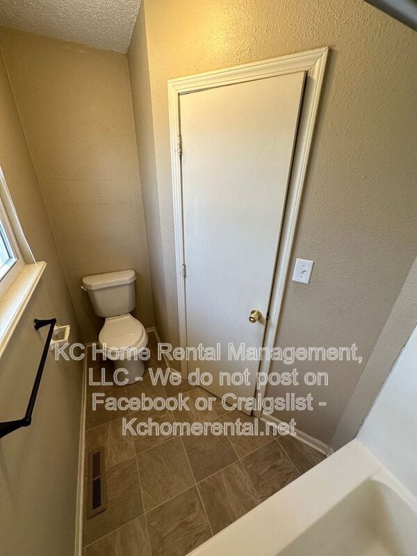 Building Photo - 405 NE Westwind Dr