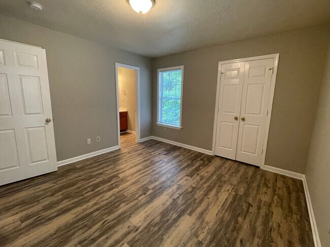 Building Photo - SW Updated Home - Wood Laminate Flooring, Front Porch & Deck!