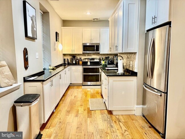 Building Photo - 300 Lombard St