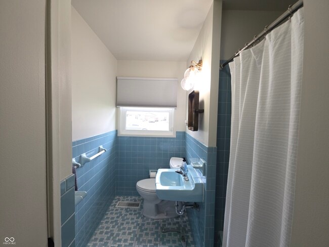 Building Photo - 806 Harney Dr