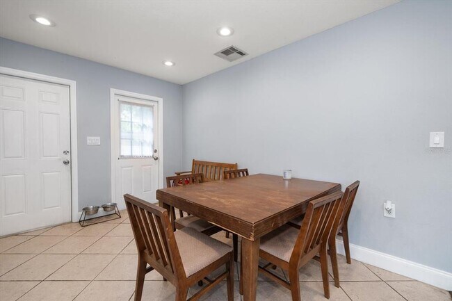 Building Photo - 908 S Palm Dr SW