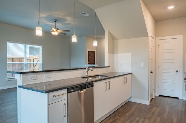 Building Photo - AVAILABLE NOW! GORGEOUS 4 BEDROOM DUPLEX L...