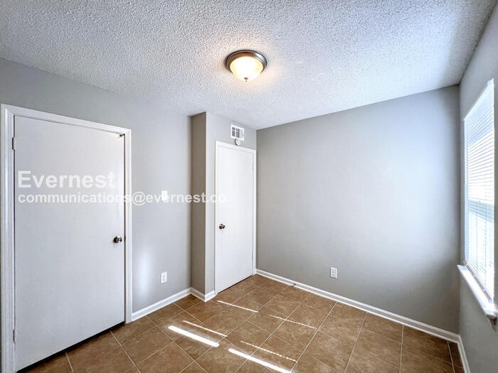 Building Photo - 2645 Eastbrook Dr