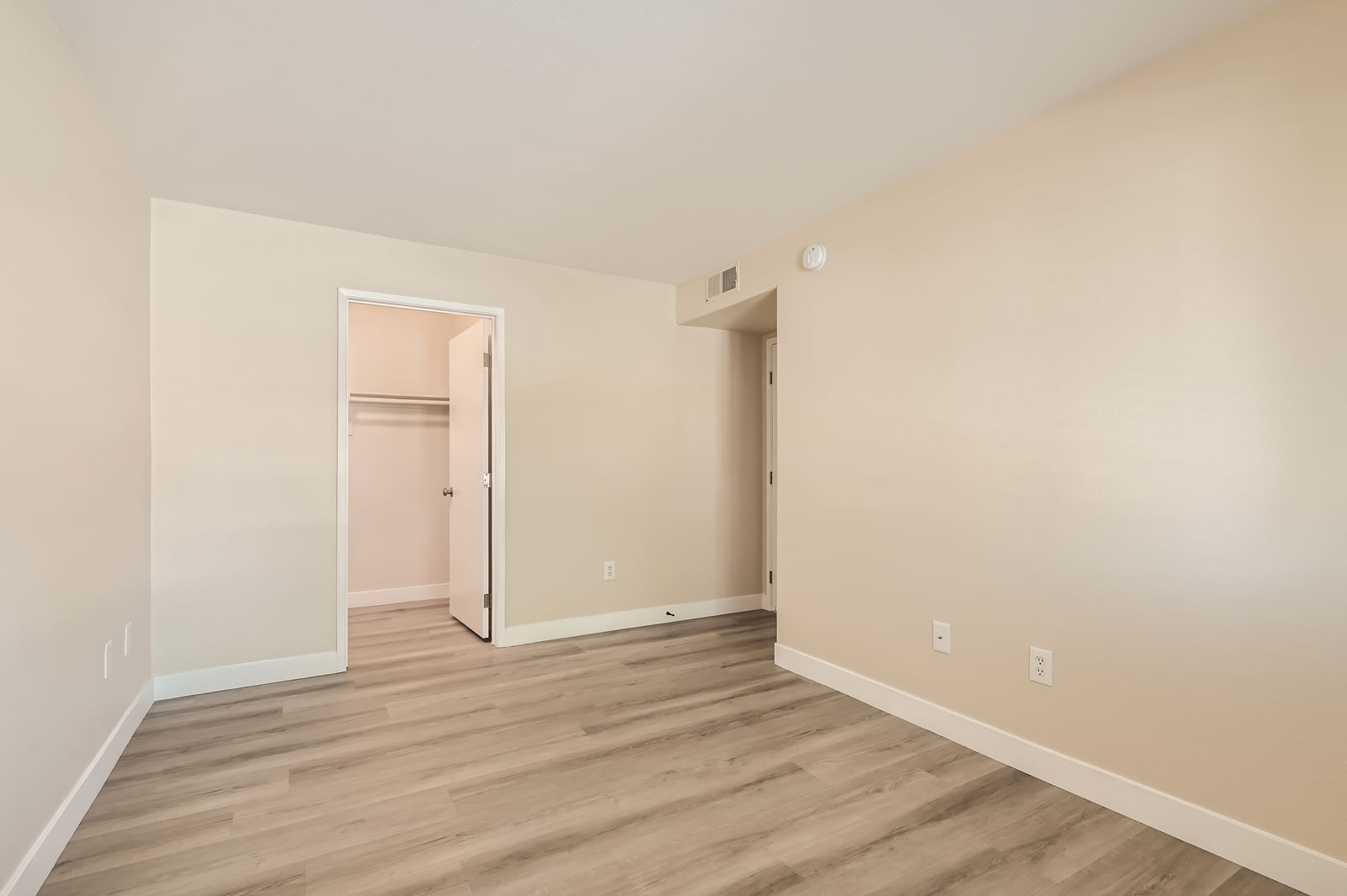 Building Photo - 950 Seven Hills Dr