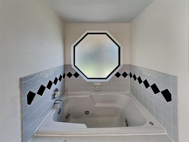 Building Photo - 5612 SE 85th St