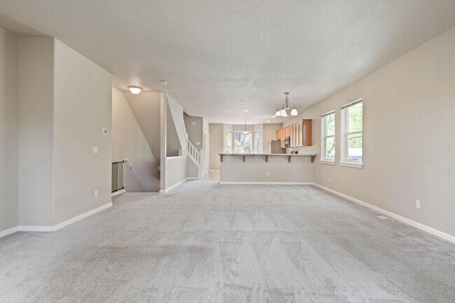 Building Photo - Bright, spacious 3-bdrm/2.5 bath Tigard townhome. Fireplace, balcony, 2-car garage, W/D