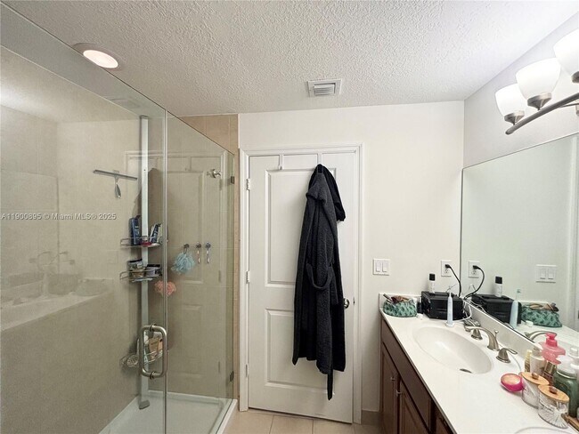 Building Photo - 401 NE 194th Ln