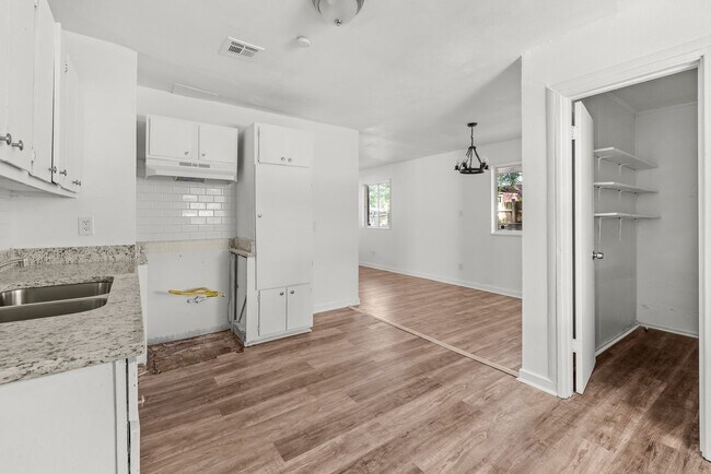 Building Photo - Beautiful 3 Bedroom 2 Bathroom