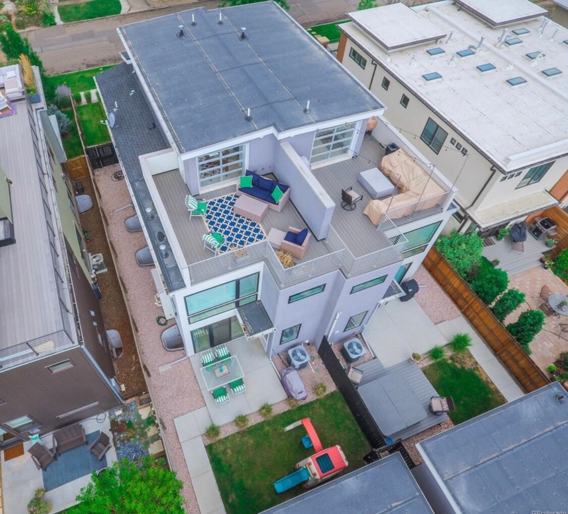 Building Photo - 3528 Stuart St