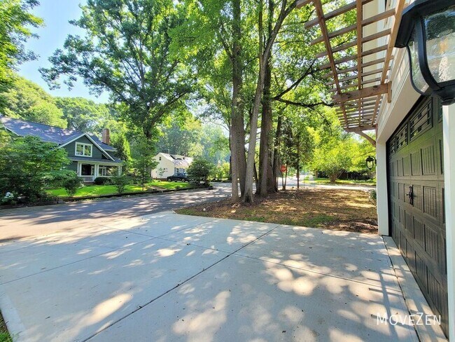 Building Photo - 1265 Pinecrest Ave