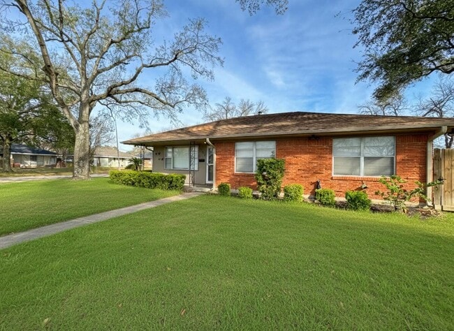 Building Photo - 5619 Wood Creek Way