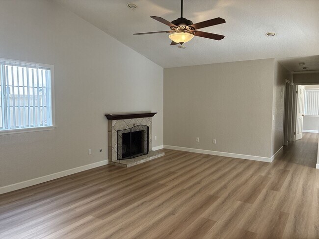 Building Photo - 3 Bedrooms with big backyard-CALL FOR OUR MOVE IN SPECIAL