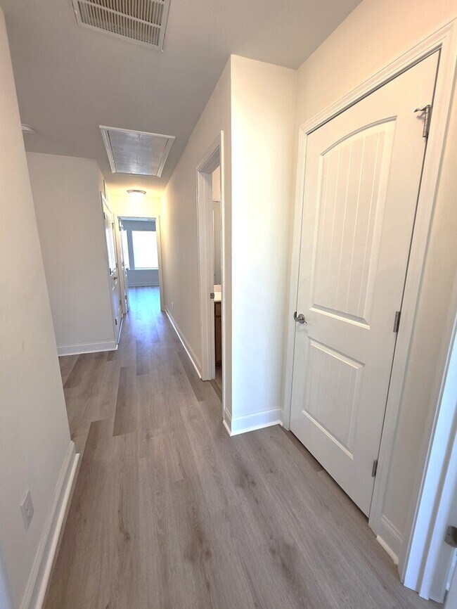 Building Photo - Great 3 bed Townhouse with 1 car garage!