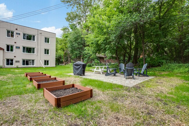 Building Photo - 1328 Idaho Ave S