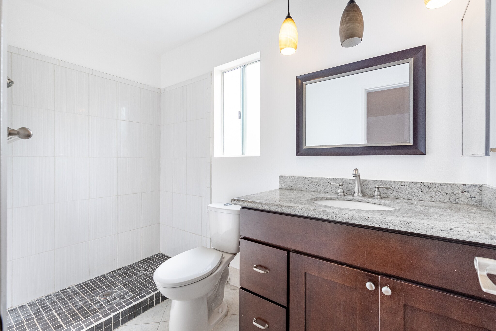 Building Photo - 1535 Granville Ave