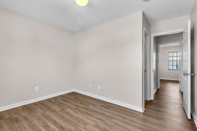 Building Photo - 2 Bed 2.5 Bath Townhome