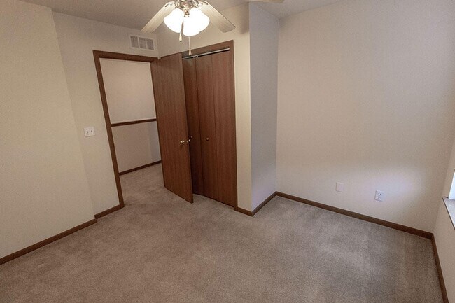 Building Photo - 5000 Derby Ridge Dr