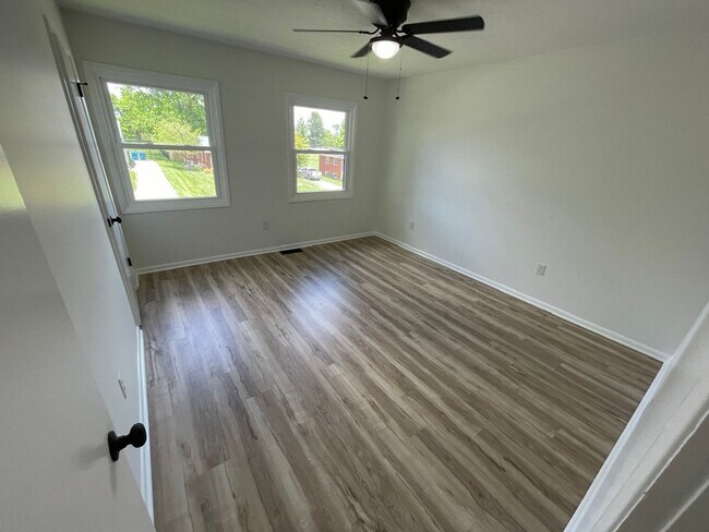 Building Photo - Modern Design Condo Near Shelbyville Country Club!