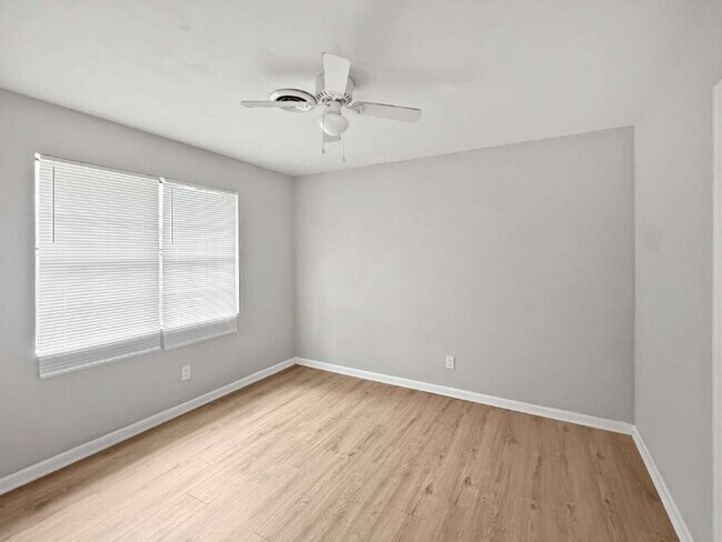 Building Photo - Townhouse Available Immediately in North H...