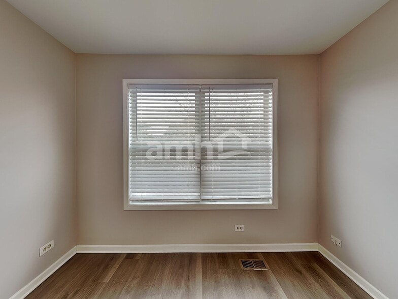 Building Photo - 2417 Deerfield Dr